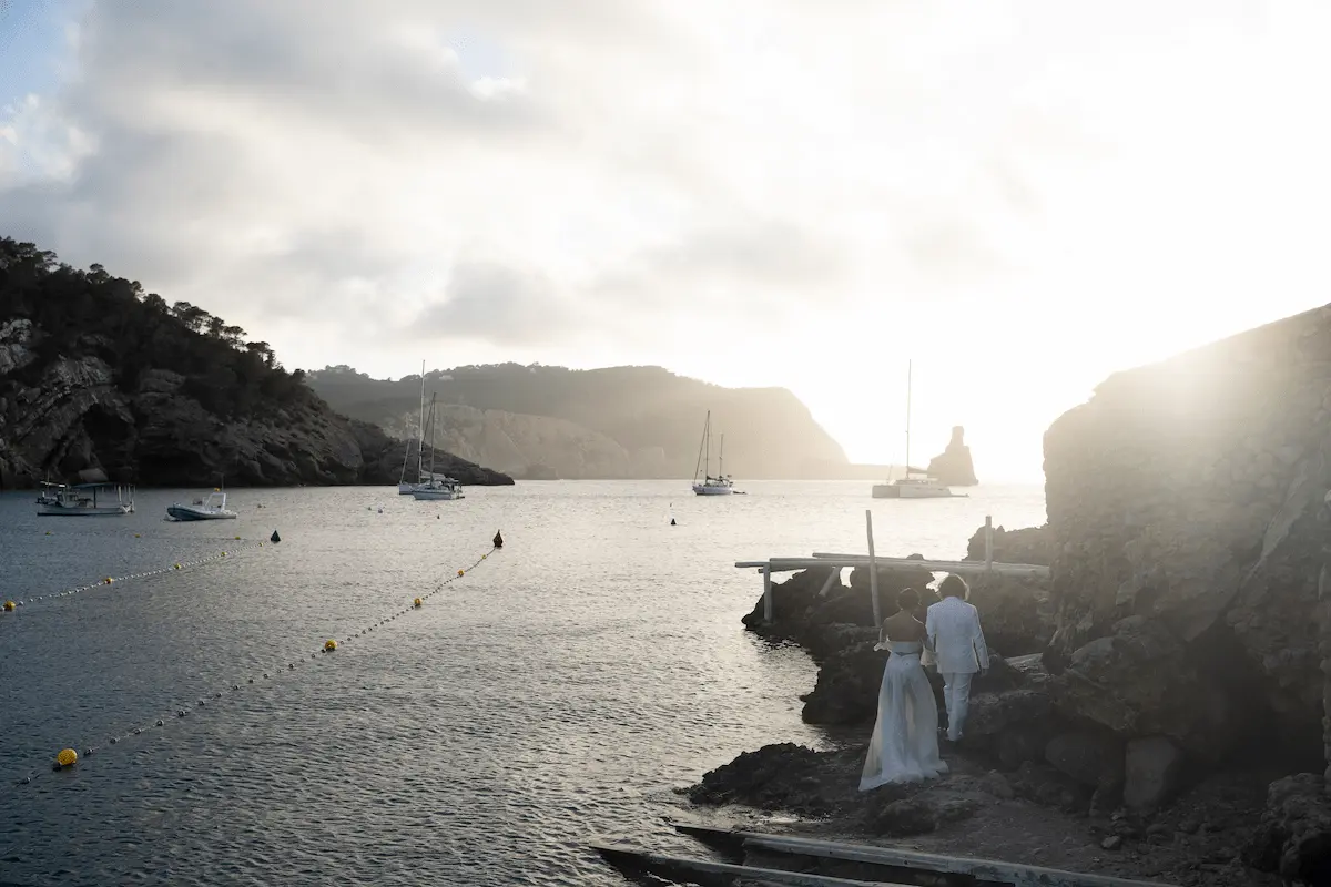 Hochzeitszeremonie bei Elements Ibiza waehrend des Sonnenuntergangs